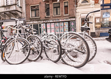 Fahrräder im Schnee Stockfoto