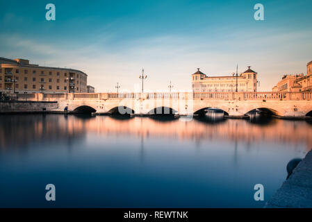 Ortigia, Syrakus, Italien / Dezember 2018: Blick auf die Meerenge zwischen Festland und Ortigia Siracusa. Anzeigen von Umberto I Brücke in Syrakus Stockfoto