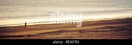 Die Silhouette eines Sonnenuntergangs runner am Strand von Coronado, Kalifornien. Stockfoto