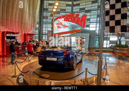 In Ferrari World auf Yas Island in Abu Dhabi in den Vereinigten Arad Emirate. Ferrari World ist der größte Indoor Unterhaltungspark in der Welt Stockfoto