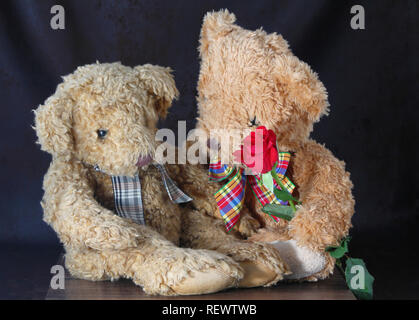 Niedlichen Teddybären Paar mit roten Rose. Happy Valentine's Day card. Romantische Grusskarten für Hochzeit oder Jubiläum. Stockfoto