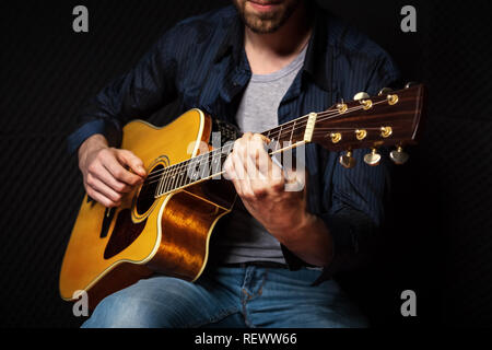 Rock Guitarist üben in Sound Studio. Stockfoto