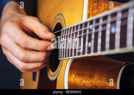 Nahaufnahme von Gitarrist Hand üben mit Akkorden. Stockfoto