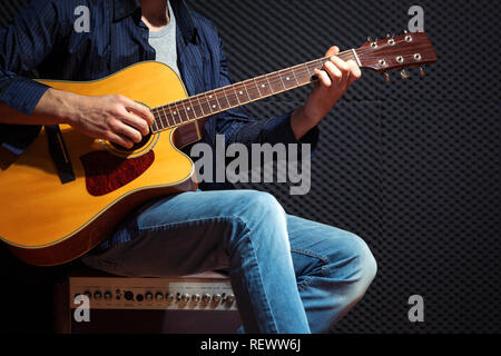 Rock Guitarist üben in Sound Studio. Stockfoto