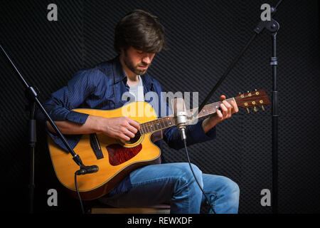 Schöner Rock Guitarist üben in Sound Studio. Stockfoto