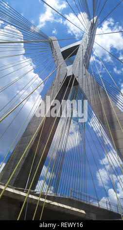 Moderne Architektur. Moderne Brücken. Die Verbindung von zwei verschiedenen Punkten. Schrägseilbrücke der Welt, Sao Paulo, Brasilien, Südamerika. Stockfoto