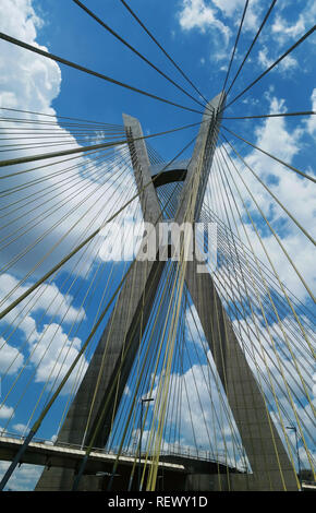 Moderne Architektur. Moderne Brücken. Die Verbindung von zwei verschiedenen Punkten. Schrägseilbrücke der Welt, Sao Paulo, Brasilien, Südamerika. Stockfoto