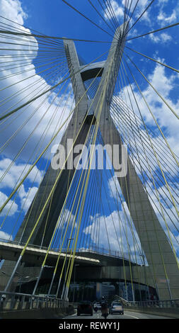 Moderne Architektur. Moderne Brücken. Die Verbindung von zwei verschiedenen Punkten. Schrägseilbrücke der Welt, Sao Paulo, Brasilien, Südamerika. Stockfoto