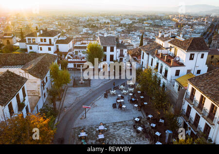 Granada, Andalusien, Spanien: Antenne von San Miguel Bajo Square im Unesco Viertel Albaicin Altstadt in der Abenddämmerung. Stockfoto