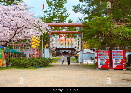 Hirosaki, Japan - 23 April 2018: Aomoriagatamamorukuni Heiligtum in Hirosaki Park, einer der schönsten sakura Punkt in der Region Tohoku und Japan Stockfoto