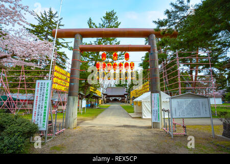 Hirosaki, Japan - 23 April 2018: Aomoriagatamamorukuni Heiligtum in Hirosaki Park, einer der schönsten sakura Punkt in der Region Tohoku und Japan Stockfoto