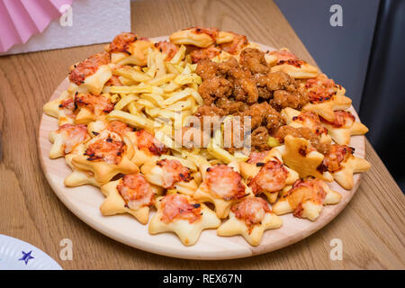 Leckere Snacks essen auf einer Platte angeordnet sind. Stockfoto