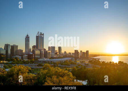 Skyline von Perth bei Nacht in Westaustralien Stockfoto