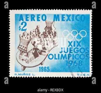 Briefmarke aus Mexiko, der einen Ton Skulptur eines Ball Court, Spieler, Zuschauer und Tempel, für die 19. Olympischen Spiele in Mexiko Stadt ausgestellt Stockfoto