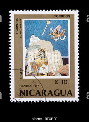 Briefmarke aus Nicaragua mit der Darstellung eines L. Saenz Malerei von der Geburt Christi. Stockfoto