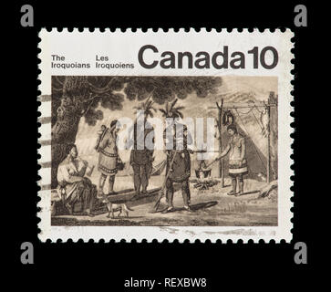 Briefmarke aus Kanada, die Irokesen Indianern und Dorf. Stockfoto