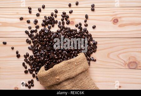 Verschüttete Kaffeebohnen aus Sackleinen Sack Stockfoto