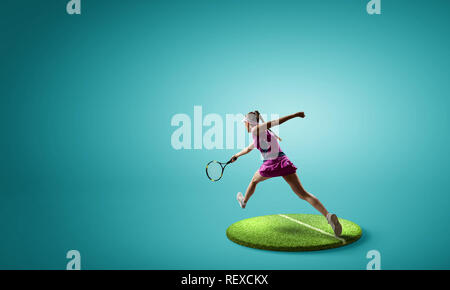 Frau tennis player auf Sockel vor blauem Hintergrund. Mixed Media Stockfoto