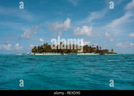 Karibik Reiseziel: das kleine Inselchen von Johnny Cay und das Meer der sieben Farben. Die Insel San Andrés, Kolumbien. Okt 2018 Stockfoto