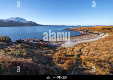 Westküste Landschaft von Pebble Beach zu Rhue Leuchtturm mit Blick über Loch Broom zu Beinn Ghobhlach, Scottish Highlands, Schottland, Großbritannien, Europa Stockfoto