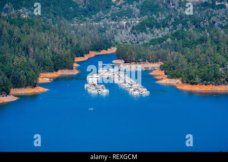 Luftaufnahme von Urlaub Hafen auf der McCloud River Arm von Shasta Lake Shasta County, Nordkalifornien Stockfoto