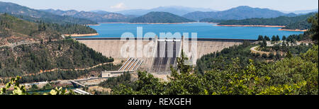 Panoramablick von Shasta Damm an einem sonnigen Tag, Shasta Berg im Hintergrund sichtbar; Northern California Stockfoto