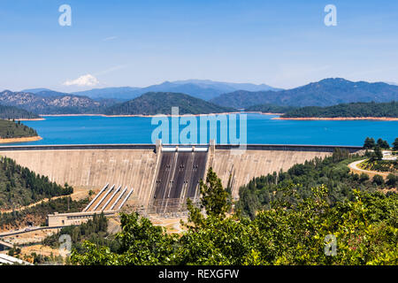 Shasta Damm an einem sonnigen Tag; der Gipfel des Mount Shasta in Schnee im Hintergrund sichtbar; Northern California Stockfoto