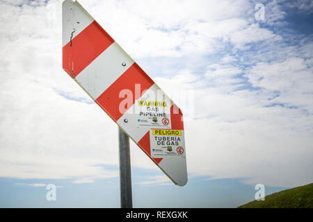 März 15, 2017, San Jose, Kalifornien, USA - Warnung Gasfernleitung Marker in den Hügeln, South San Francisco Bay Stockfoto