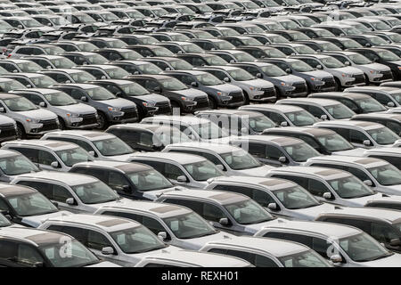 Reihe von neuen Autos für Verkauf im Hafen. Neue Automobile Hintergrund Stockfoto