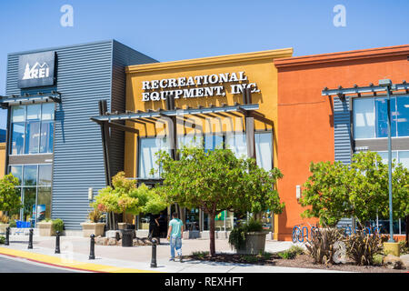 August 6, 2017 Mountain View/CA/USA - Entspannende Equipment, Inc. (oder REI als allgemein bezeichnet) Storefront Stockfoto