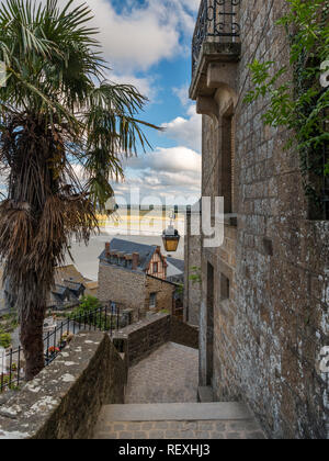 Pfad, Treppen und alte Steinhäuser in Le Mont Saint Michelle (Normandie, Frankreich). Stockfoto