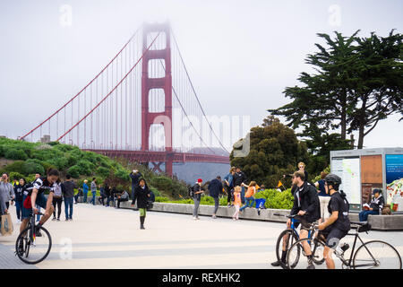 August 10, 2017, San Francisco/CA/USA-Touristen sammeln in der Nähe der Golden Gate Bridge einladenden Zentrum an einem nebligen Tag Stockfoto