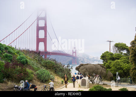 August 10, 2017, San Francisco/CA/USA-Touristen sammeln in der Nähe der Golden Gate Bridge einladenden Zentrum an einem nebligen Tag Stockfoto