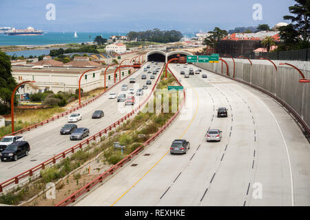 August 10, 2017, San Francisco/CA/USA - das Fahren auf der Autobahn in Richtung Innenstadt Stockfoto