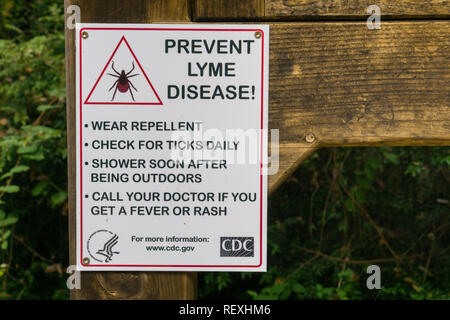 August 15, 2017 La Honda/CA/USA - "Lyme Krankheit verhindern ' Anmelden Portola Redwoods State Park, Santa Cruz Mountains, Kalifornien Stockfoto