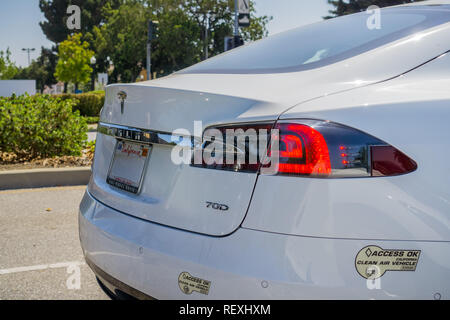 30. August, Sunnyvale 2017/CA/USA - Tesla Model S70D Heckleuchte detail. Carpool Lane Zugang OK Saubere Luft Fahrzeug Kalifornien Aufkleber Stockfoto