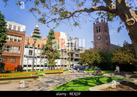 September 5, 2017 San Francisco/CA/USA - St. Mary's Square Park von traditionellen chinesischen Gebäude und St. Mary Cathedral in Chinatown distric umgeben Stockfoto