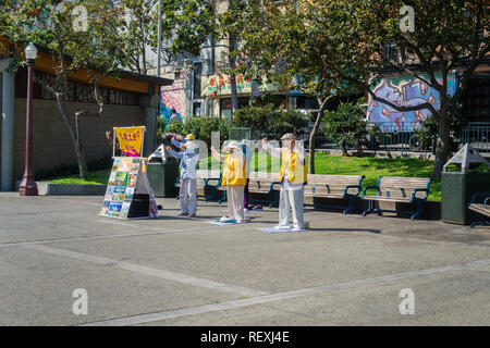 September 5, 2017 San Francisco/CA/USA - Falun Gong Anhänger meditieren und die Verbreitung von Informationen über die Bewegung im Portsmouth Square Plaza, China Stockfoto
