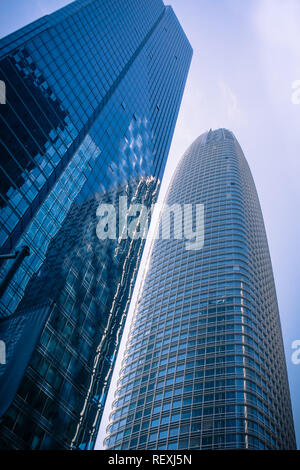 September 5, 2017 San Francisco/CA/USA - Millennium tower weiter langsam sinken und in Richtung der neuen Salesforce Turm kippen Stockfoto