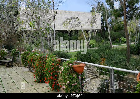 Der hebräischen Universität von Jerusalem, Garten in Givat Ram Campus, mit den wichtigsten Gebäude der Bibliothek im Hintergrund Stockfoto