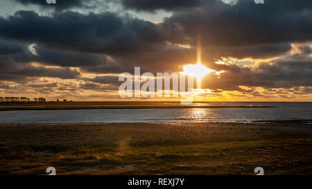 Sonnenuntergang über dem Meer bei Flut in der Nähe von Le Mont Saint Michelle (Normandie, Frankreich). Stockfoto