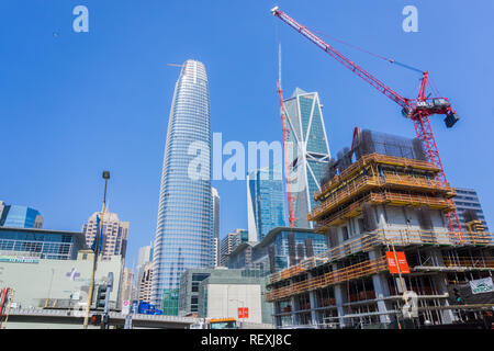 September 5, 2017 San Francisco/CA/USA - Neue Baustelle; Fast neue Wolkenkratzer fertig, 181 Fremont und Salesforce Tower, steigen im Süden o Stockfoto