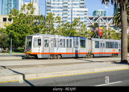 Oktober 7, 2017 San Francisco/CA/USA - Straßenbahn vorbei auf den Embarcadero Straße Stockfoto