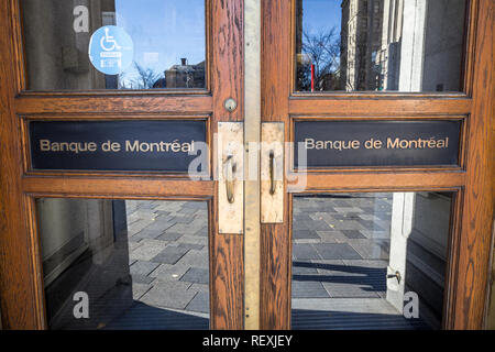 MONTREAL, KANADA - 4. NOVEMBER 2018: Bank von Montreal logo, bekannt als BMO, an den Türen ihrer historischen Büro in der Altstadt von Montreal. "Banque de Mo Stockfoto