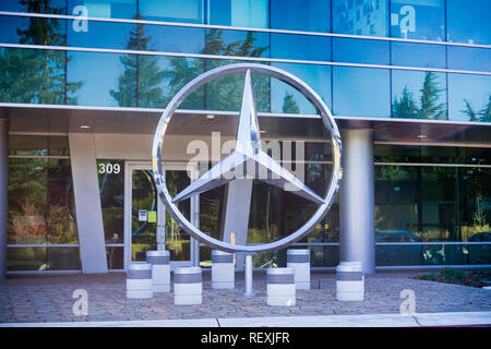 November 17, Sunnyvale 2017/CA/USA - Mercedes Emblem vor ihre Büros im Süden der Bucht von San Francisco, Silicon Valley Stockfoto