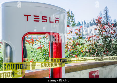 Dezember 4, 2017 Sunnyvale/CA/USA - Neue Tesla Ladestation über in der Innenstadt von San Jose, Silicon Valley, San Francisco Bay zu öffnen. Stockfoto