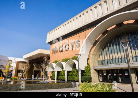 Dezember 7, 2017 in Palo Alto/CA/USA - Macy's Logo an der Fassade der Store in der gehobenen open air Stanford Shopping Mall, San Francisco b Stockfoto