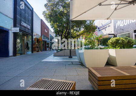 Dezember 7, 2017 in Palo Alto/CA/USA - zu Fuß durch die open air Stanford Shopping Center, San Francisco Bay Area. Stockfoto