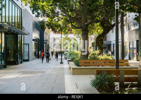 Dezember 7, 2017 in Palo Alto/CA/USA - zu Fuß durch die open air Stanford Shopping Center, San Francisco Bay Area. Stockfoto