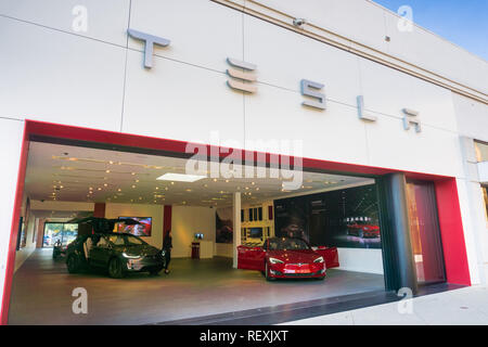 Dezember 7, 2017 in Palo Alto/CA/USA - Tesla Showroom anzeigen Tesla Model S und Tesla Modell X, in der gehobenen open air Stanford Shopping Stockfoto